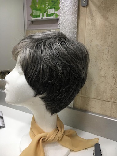 Peluca gris con pañuelo