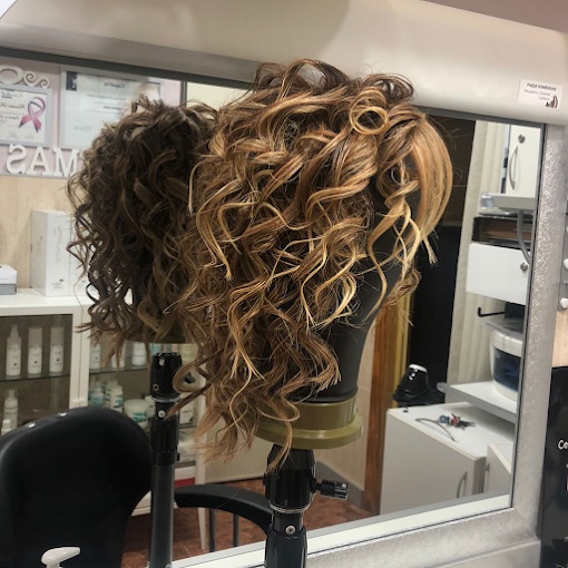 Peluca rizada con mechas