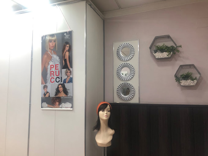 Rincón del salón con colección de pelucas Perucci