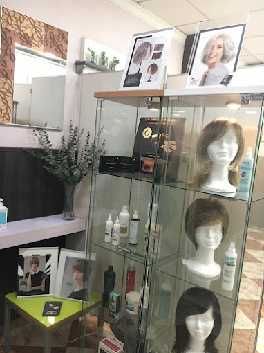 Vitrina de pelucas y productos del salón