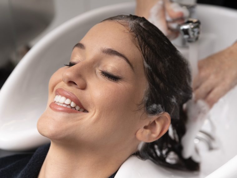 Clienta disfrutando de un lavado de cabello